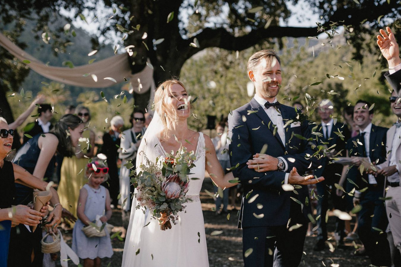 Braut und Bräutigam werden beim Auszug mit Olivenblättern gefeiert