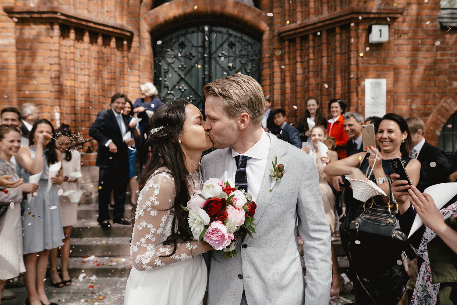 Kuss vor dem Standesamt Schmargendorf bei Hochzeit in Berlin
